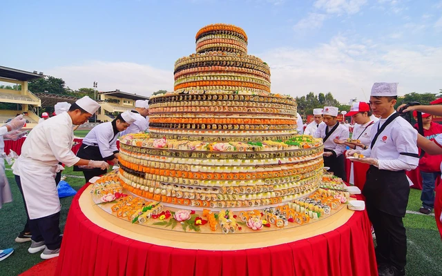 Chiếc bánh sinh nhật sushi khổng lồ đạt kỷ lục Việt Nam